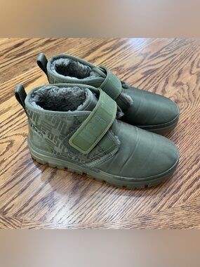 UGG Women's Neumel Graphic Monogram Clear Ankle Boots  Size 8